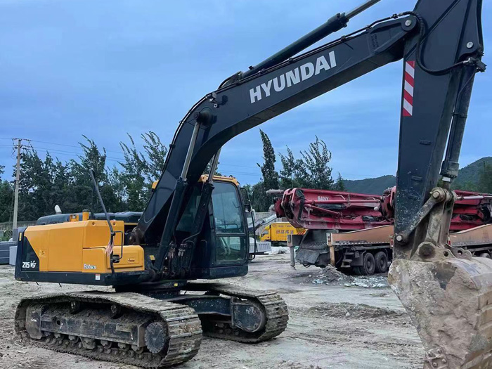 Used Hyundai R215 Excavator